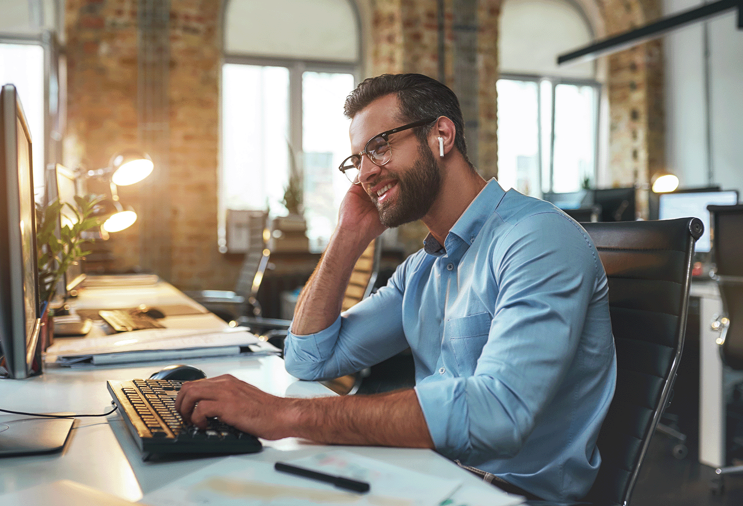 bearded man at computer_284529119